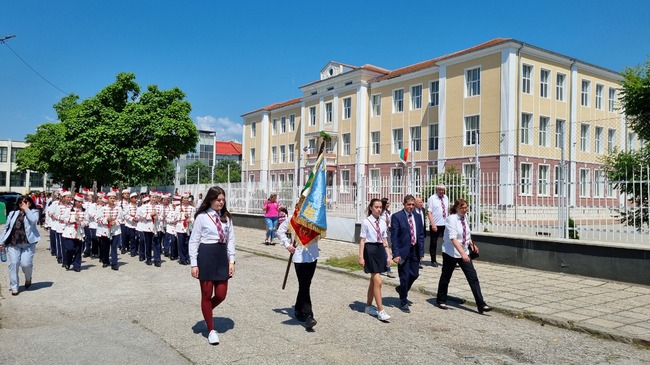 Патронен празник честват възпитаниците на Първо Основно училище „Христо Ботев“ в Търговище
