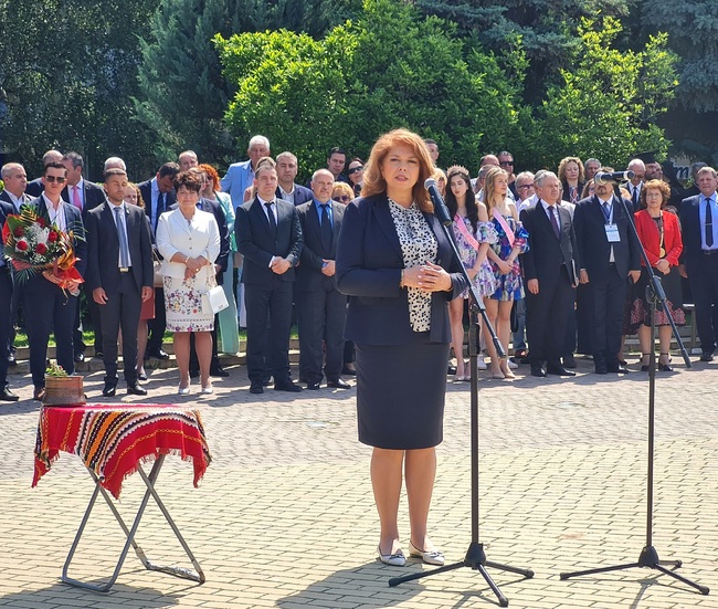 Вицепрезидентът в Казанлък: Българският народ не е разделен, да не вярваме на тези, които проповядват разделението