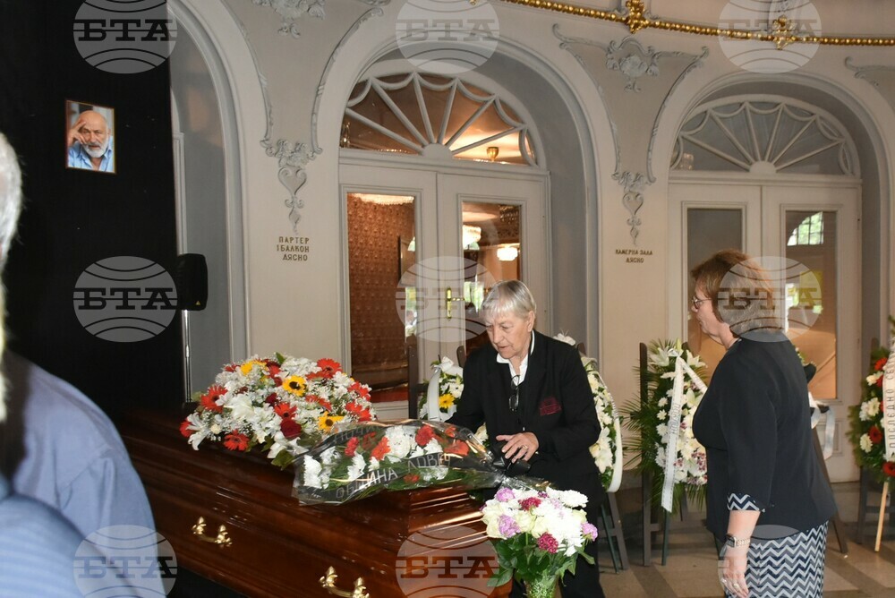 Община Ловеч: Поклон пред тленните останки на актьора Борис Луканов