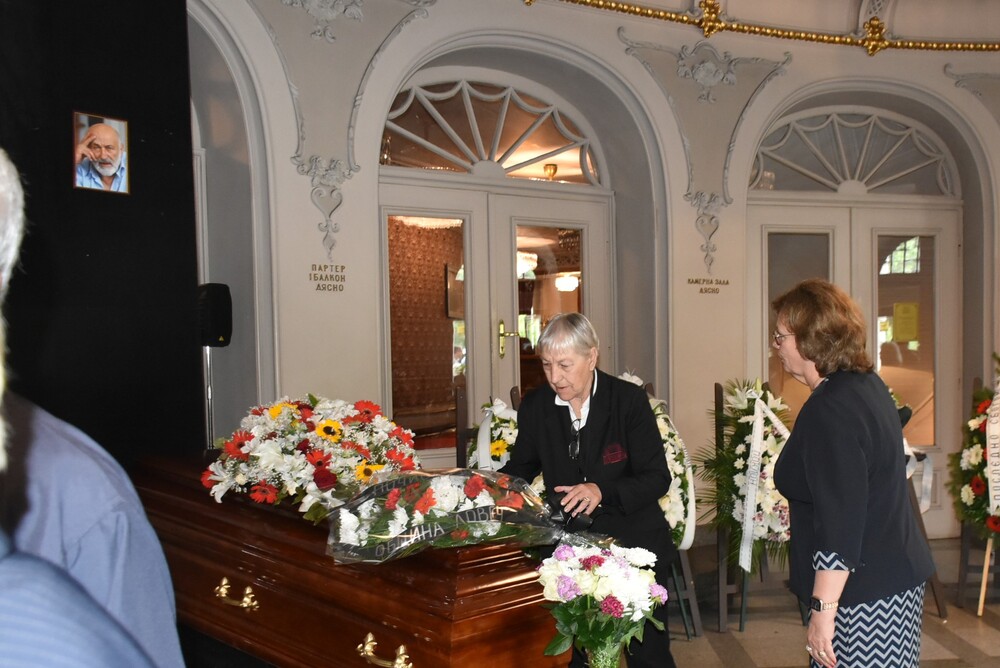 Община Ловеч: Поклон пред тленните останки на актьора Борис Луканов