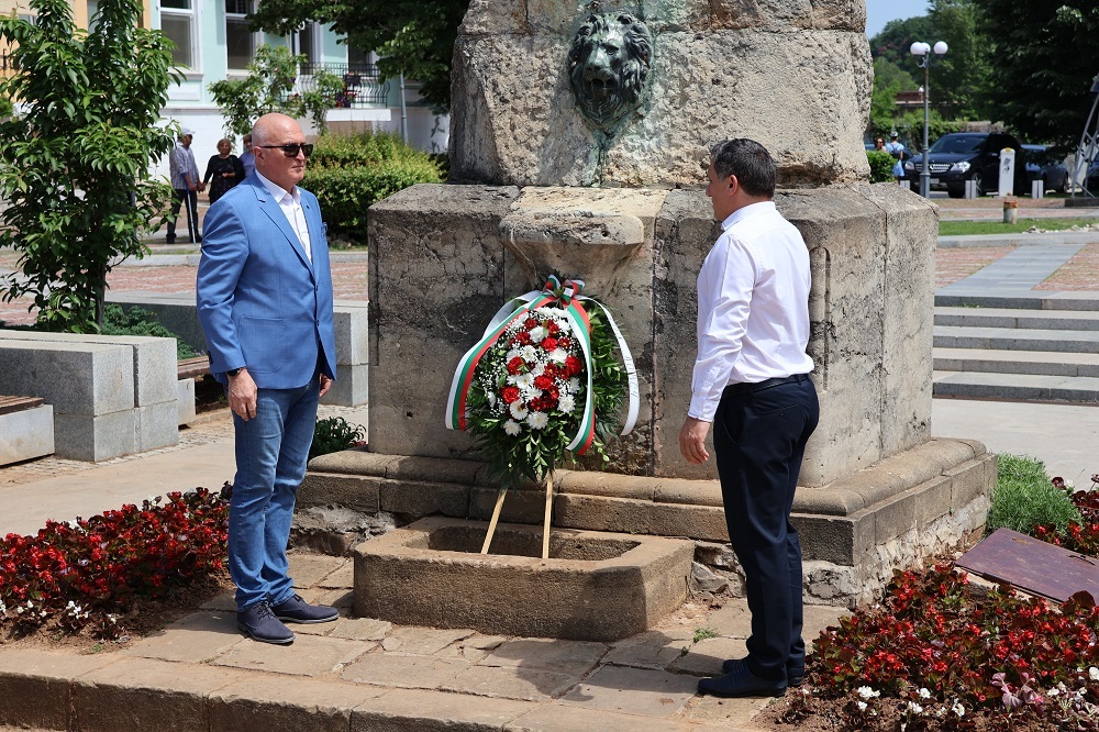 Община Ловеч отбеляза паметния 2 юни с цветя и венци 