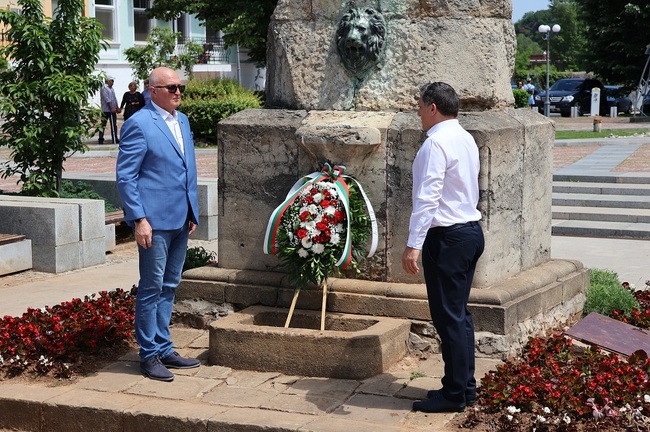 Община Ловеч отбеляза паметния 2 юни с цветя и венци 