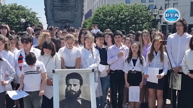 На паметника на Васил Левски ученици от софийски училища ритуално четоха стихотворения от Христо Ботев