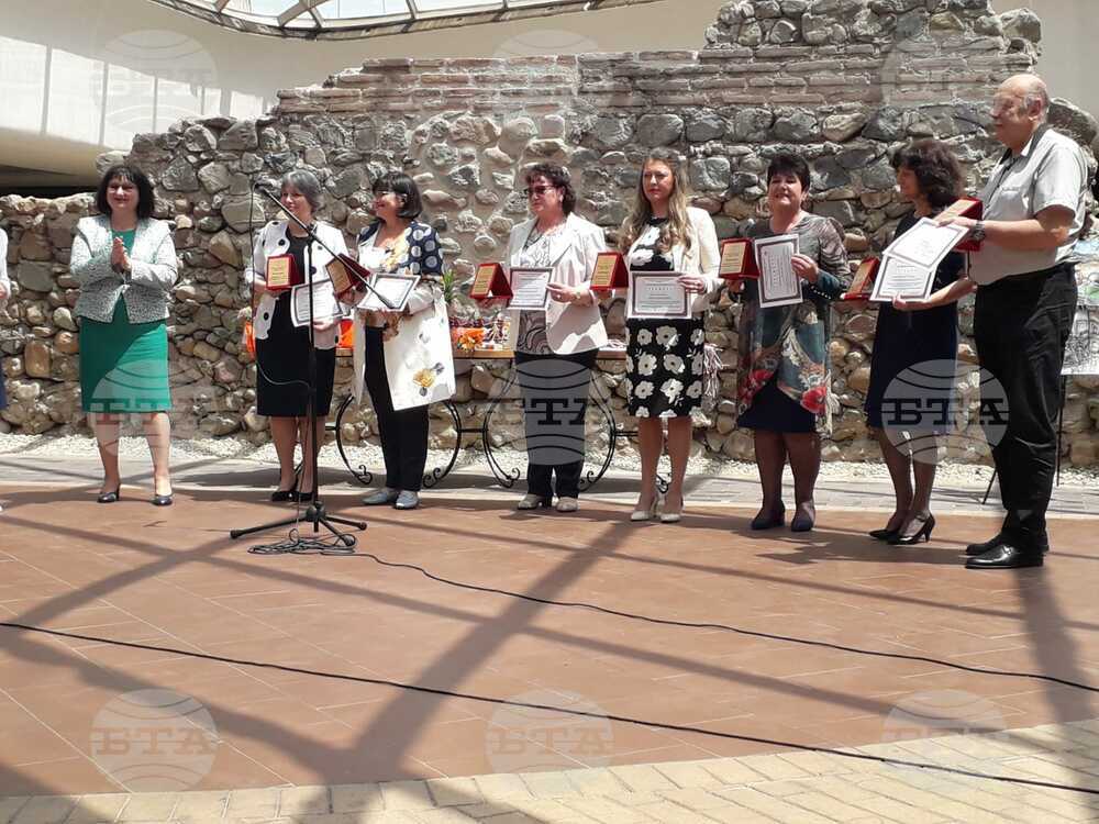 Заместник-министърът на образованието д-р Мария Гайдарова връчи грамоти на учители от Софийска област