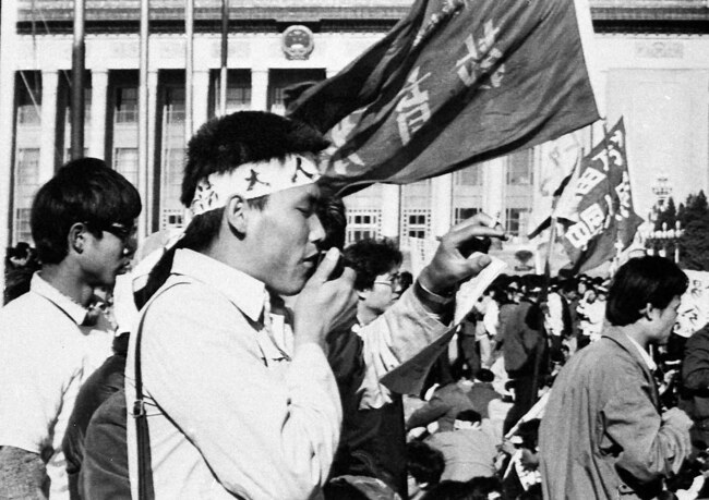 През нощта на 3 срещу 4 юни 1989 г. военни с тежко въоръжение и танкове разгромяват протестиращите на площад "Тянанмън" в Китай