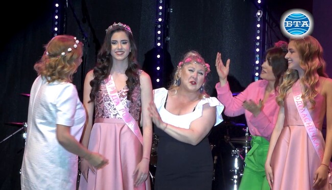 В Казанлък беше коронясана 55-ата Царица Роза Кристина Попова