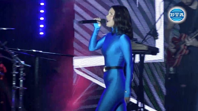 Румънската звезда Инна събра хиляди на централния площад в Казанлък