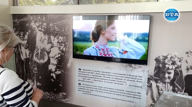 Участниците в 18-ата Световна среща на българските медии посетиха Музея на розата и Казанлъшката тракийска гробница