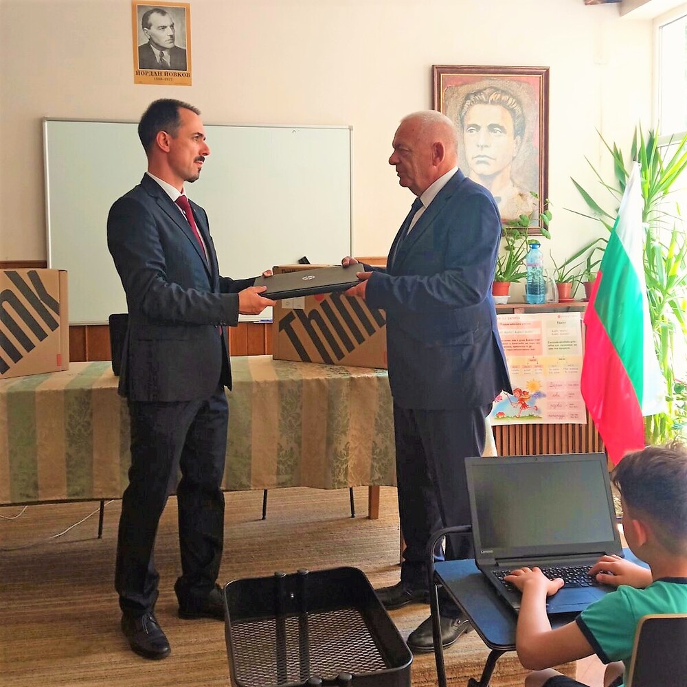 МЕУ: Децата от българското училище в Букурещ получиха преносими компютри от МЕУ