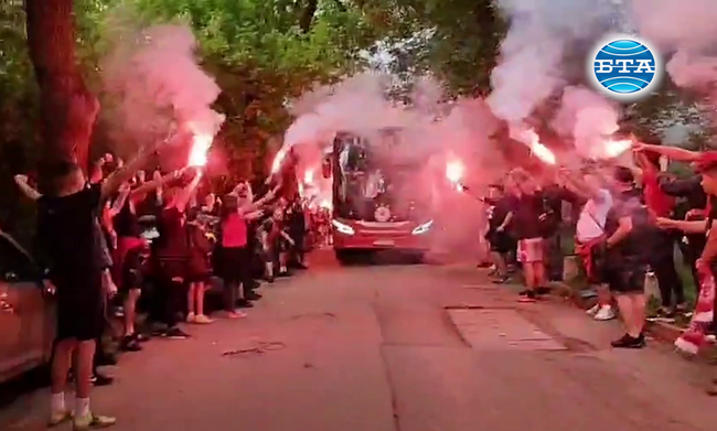 Феновете на ЦСКА-София посрещнаха със запалени факли футболистите пред стадион "Българска армия"