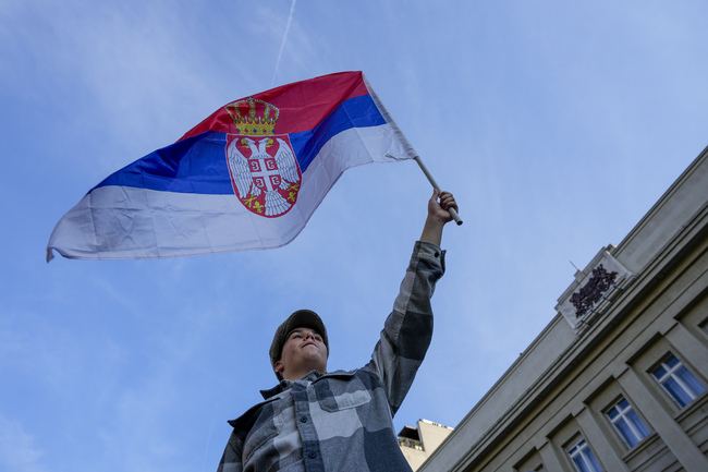 Сърбия връчи протестна нота на албанското посолство в Белград заради палеж на сръбското знаме в Тирана