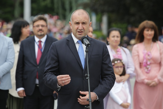 Разказът за България не би бил пълен без маслодайната роза, каза в Казанлък президентът Румен Радев