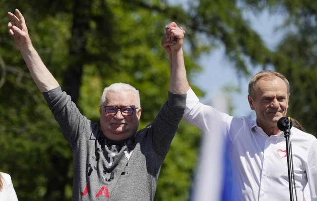 Половин милион души се събраха в центъра на Варшава на протест срещу управляващата в Полша партия преди изборите наесен