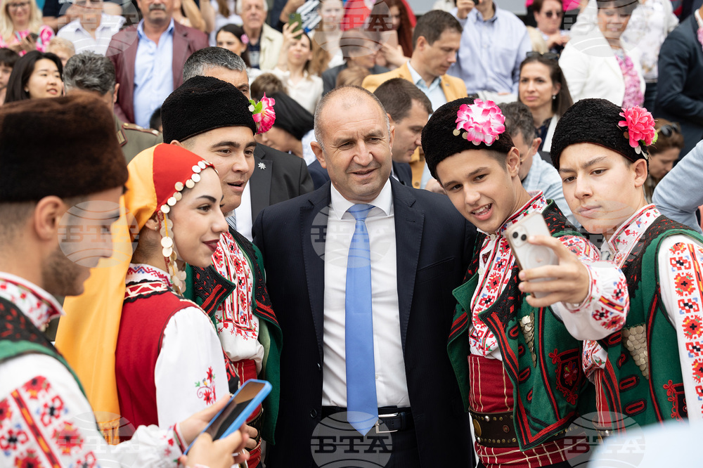Държавният глава: Розата е символ и идентичност, неразделна част от душата на българина