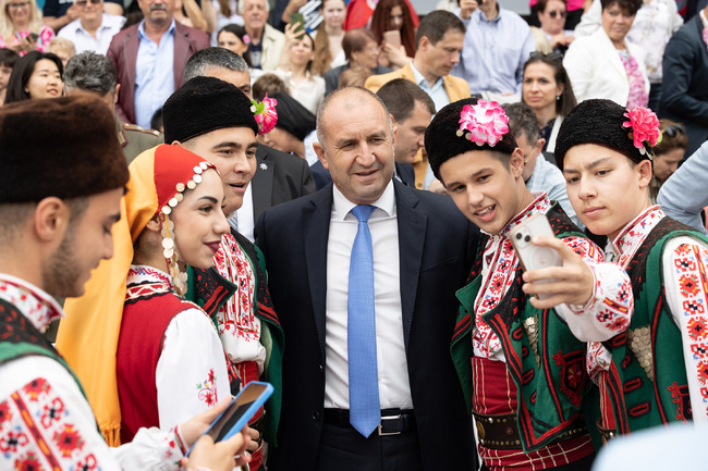 Държавният глава: Розата е символ и идентичност, неразделна част от душата на българина