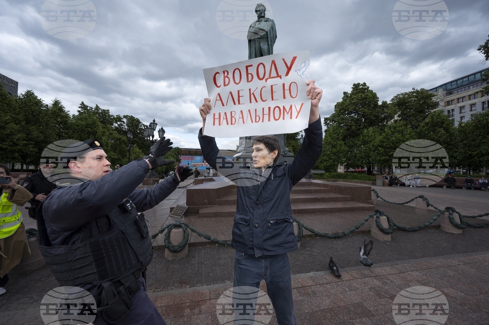 Руската полиция арестува над 100 души на протести по повод рождения ден на Навални