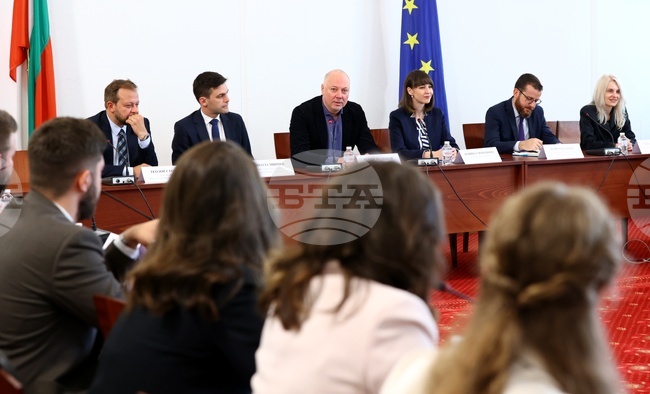 НС - кръгла маса