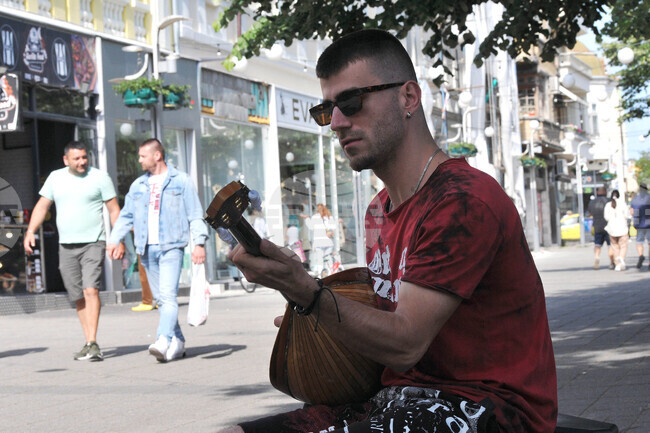 Бургас - уличен музикант