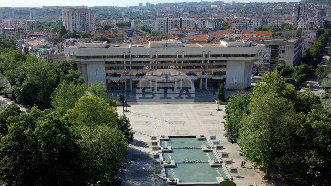 Областният управител на Русе е оспорил пред съда забрана на Общинския съвет за употреба на алкохол на открито