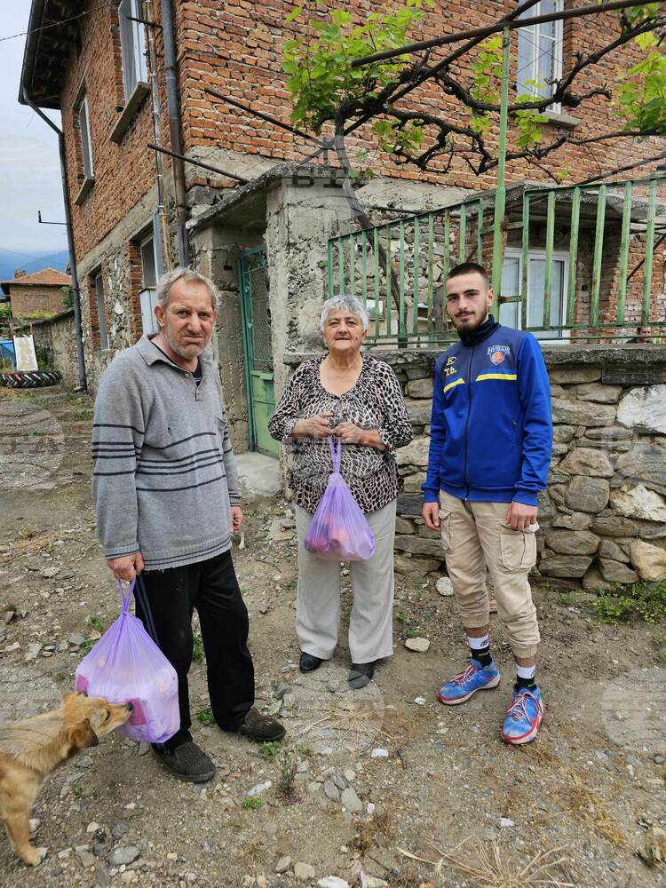 Повече от 600 килограма хранителни продукти раздадоха доброволци от групата "Добро сърце" на хора в неравностойно положение в Пазарджишко