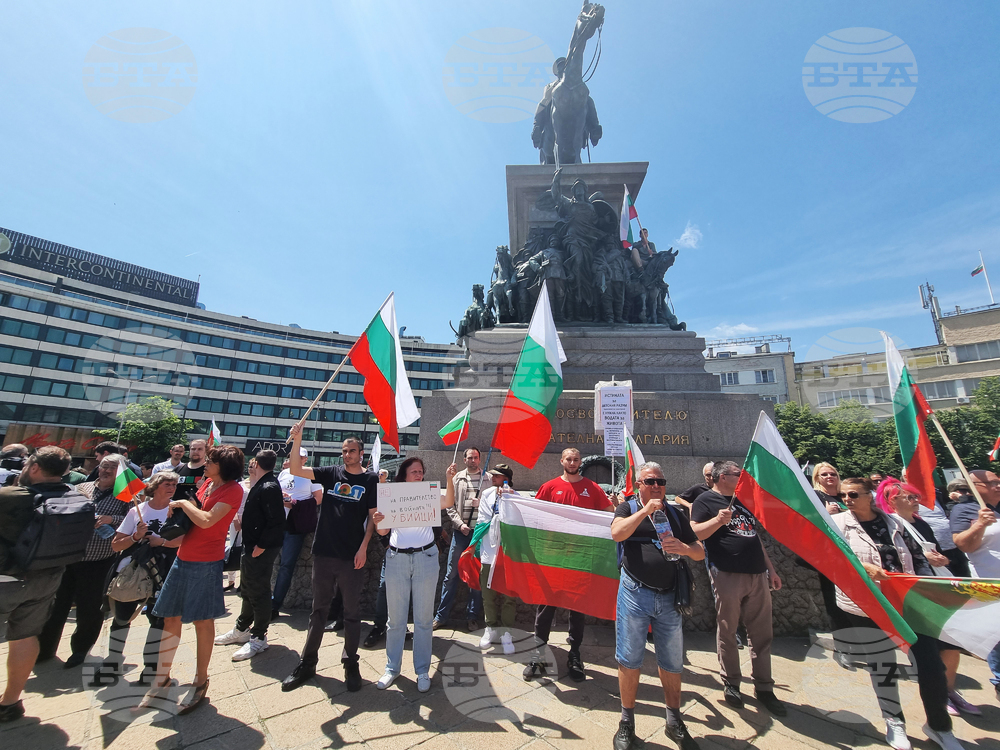 Граждани протестират срещу проектокабинета „Денков-Габриел“