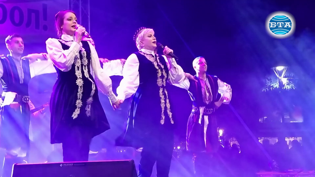 Хиляди пяха и танцуваха в Ямбол с Николина и Мария Чакърдъкови на празника на града