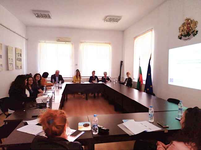 Развитието на дейностите по проект BG05SFPR002-2.001-0037-С01 „Грижа в дома в община Чепеларе“ бяха представени в кратка презентация днес в залата на Община Чепеларе