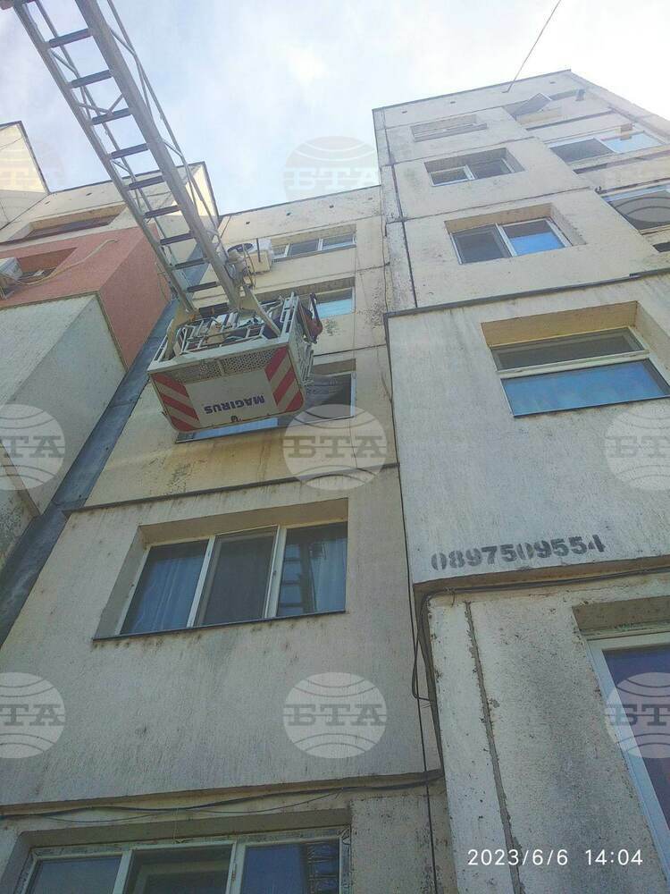 Полицаи и пожарникари изведоха мъж, барикадирал се в дома си в силистренско село