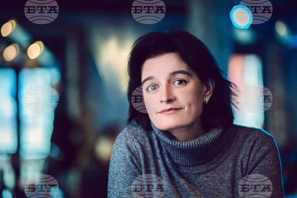 Спешно трябва да свършим добрите неща, на които сме способни, казва поетесата Мария Донева във втората година на ковид