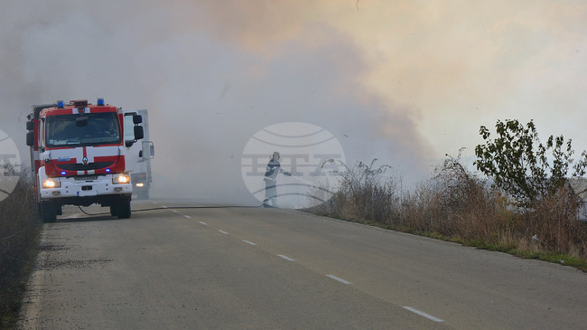 Общо 35 пожара са били потушени на територията на страната през последното денонощие, трима души са пострадали