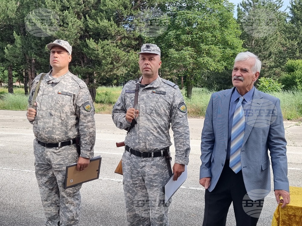 Военнослужещите, спасили живота на майка и дете, получиха награда "Доблест" от плевенско сдружение