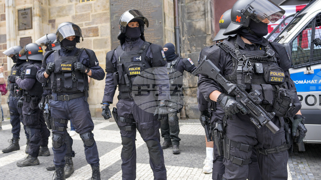 Един човек беше убит и четирима бяха ранени при стрелба в кметството на чешкия град Хршибска