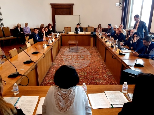 Парламент - Комисия по въпросите на децата, семейството, младежта и спорта