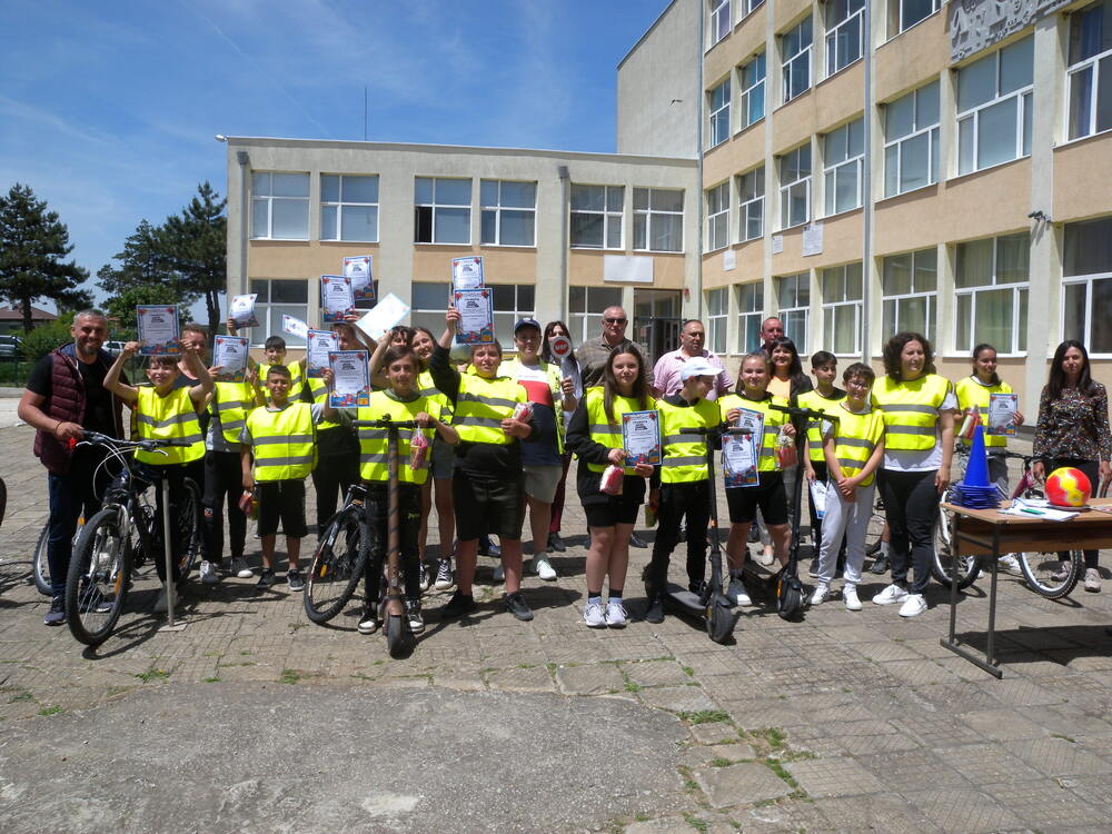 ОДМВР – Разград: С майсторско управление на тротинетки и велосипеди в Самуил приключи националната програма „Работа на полицията в училищата“