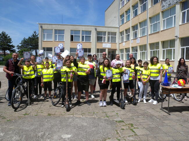 ОДМВР – Разград: С майсторско управление на тротинетки и велосипеди в Самуил приключи националната програма „Работа на полицията в училищата“