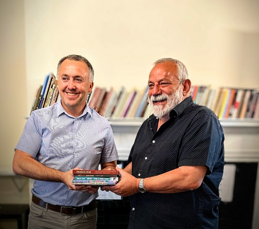 Президентът на Лигата на българските писатели в САЩ дари книги на генералния ни консул в Ню Йорк