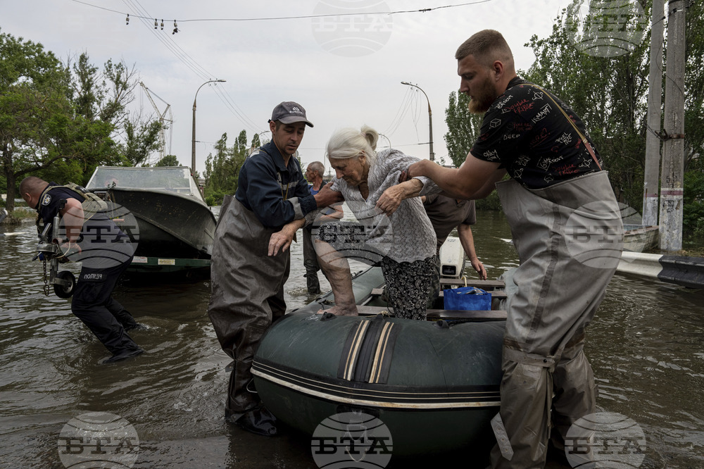 В наводнената Южна Украйна спасяват хора, хванати в капан на покриви