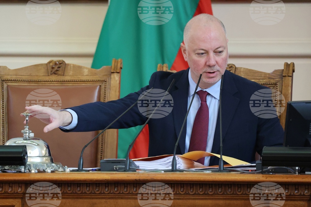 С декларация на "Продължаваме промяната - Демократична България" започна заседанието на парламента