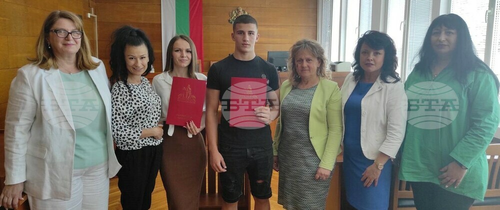 Ръководството на Окръжния съд в Търговище награди участниците в конкурс за есе на тема „Съдът през моите очи“