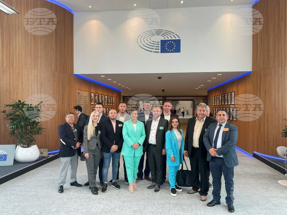 Делегация на ДПС в Европейския парламент: Розопроизводители на срещи в Европейския парламент по покана на евродепутата Атидже Алиева-Вели