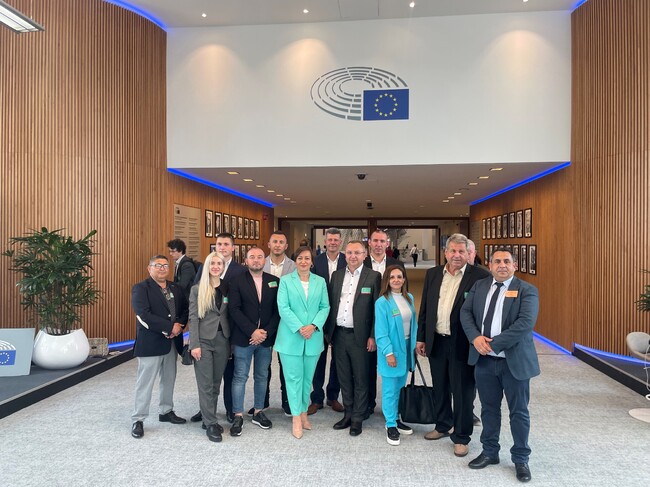 Делегация на ДПС в Европейския парламент: Розопроизводители на срещи в Европейския парламент по покана на евродепутата Атидже Алиева-Вели