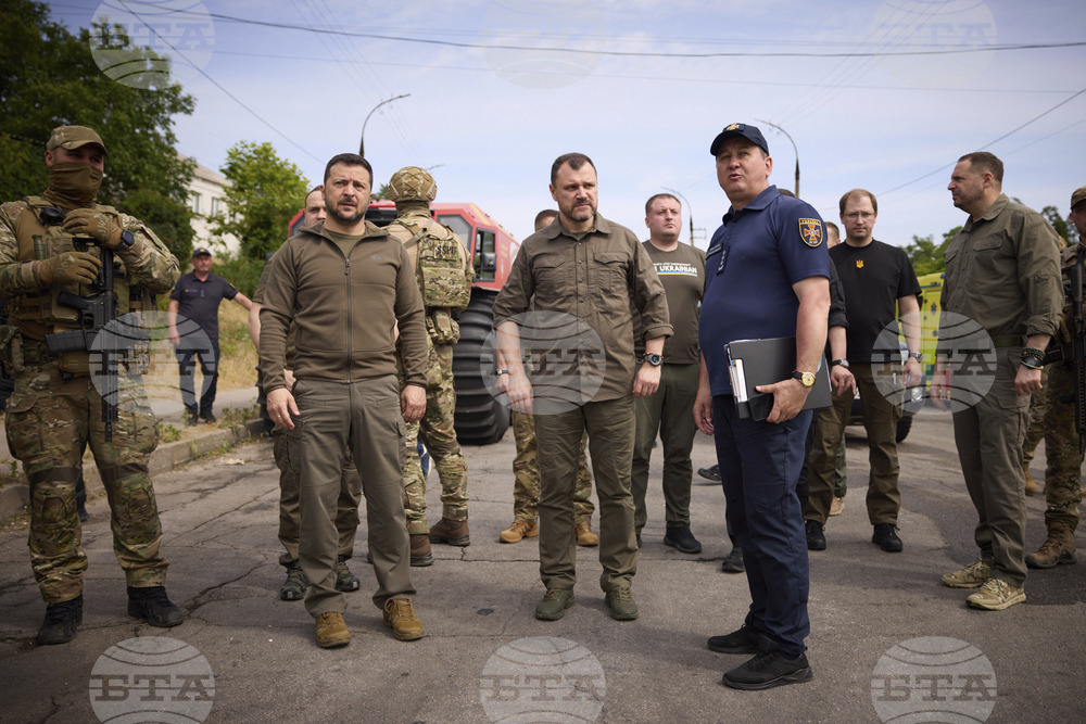Зеленски посети Херсонска и Николаевска област след разрушаването на язовирна стена край Нова Каховка