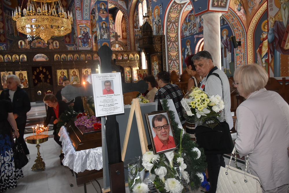 Обществеността в Ловеч се прости с д-р Антонио Маринов