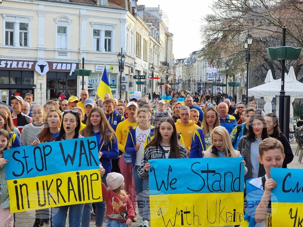 Българи и украинци пяха химните на двете държави по време на шествие в Русе