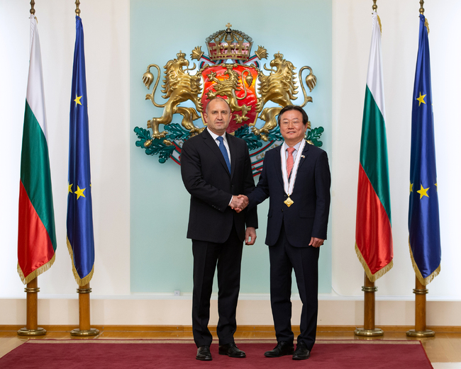 Президентът Румен Радев удостои с орден „Мадарски конник“ първа степен посланика на Република Корея Ли Хо-шик 