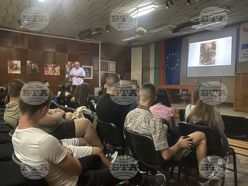 Превантивни беседи относно вредата от употребата на наркотици се състояха в училища в Казанлък