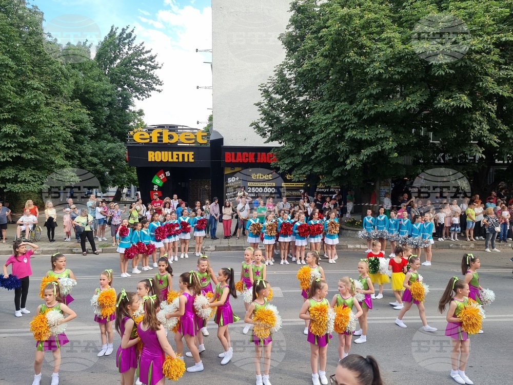 Пазарджик - фестивал на мажоретните състави "Слънчева Бесапара"