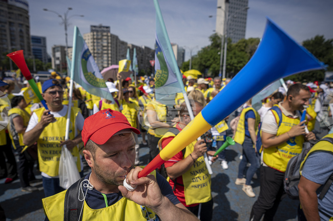 Romanian Education Trade Unions Launch Petition to Repeal Sector Reforms Introduced by Bolojan's Cabinet