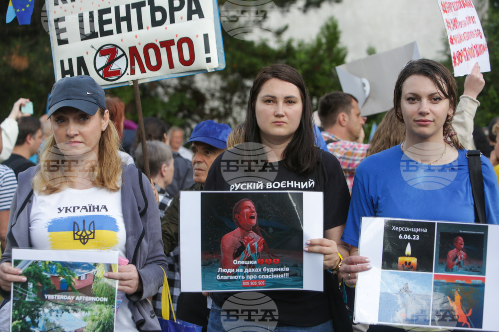 Протестиращи се събраха пред руското посолство в столицата, обявявайки се в подкрепа на мирното население на Украйна
