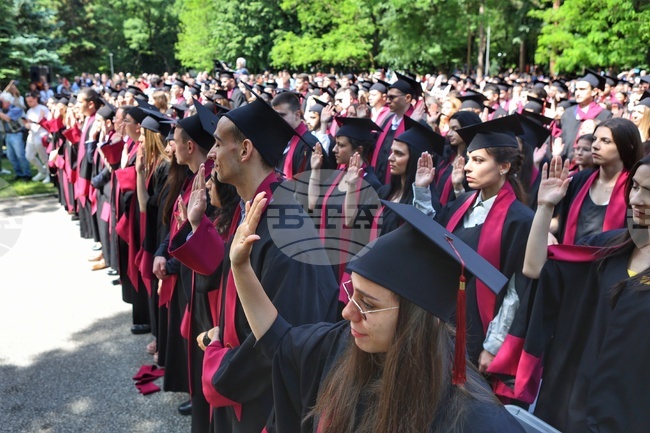 Студентите през академичната 2023/2024 година у нас са 182 759 и са с близо 3000 повече от предходната година